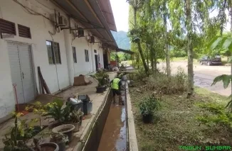 Tim Reaksi Cepat (TRC) Dinas PUPR Kota Padang sedang melakukan penggalian sedimen dan pembersihan saluran air di kawasan terdampak banjir, Senin (3/8/2026). (Foto: Ist)
