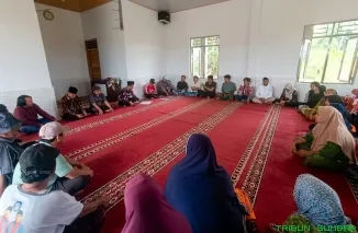 Anggota DPRD Tanah Datar Fraksi PKB Zaiful Imra dan warga saat kegiatan reses di Jorong Sitakuak, Nagari Gurun, Kecamatan Sungai Tarab, Minggu (16/8/2026). (Foto: Ist)