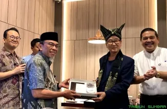Wakil Wali Kota Padang Maigus Nasir bersama Chief Representative KEITI Indonesia Kang Min Soo dan delegasi Korea Selatan dalam pertemuan penjajakan kerja sama pengelolaan lingkungan dan sampah di Takana Nasi Padang, Selasa (11/8/2026). (Foto: Ist)