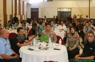 Ketua PWI Sumbar Widya Navies bersama Kapolda Sumbar Irjen Pol. Djati Wiyoto Abadhy dan jajaran dalam kegiatan "Duduak Basamo Kapolda jo Insan Pers se-Sumatera Barat" di Kota Padang, Rabu (5/8/2026). (Foto: Ist)