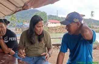 Anggota Polresta Padang bersama perangkat kelurahan dan tokoh masyarakat saat meninjau lokasi Sungai Gunung Nago, Kelurahan Kapalo Koto, Kecamatan Pauh, Senin (03/08/2026). (Foto: Ist)