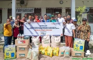 Penyerahan bantuan sarana produksi pertanian dari Pupuk Kaltim kepada tiga kelompok tani terdampak banjir di Kota Padang. (Foto: Ist)