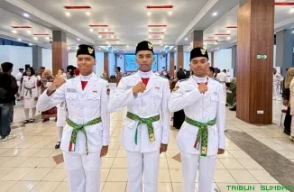 Rizqullah Kezio Syakib, siswa SMAN 1 Padang yang dipercaya sebagai Pengibar Bendera Merah Putih pada Upacara HUT ke-81 Kemerdekaan RI di Balaikota Padang, Senin (17/8/2026). (Foto: Ist)
