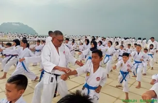 Ratusan karateka Lemkari Karate-Do se-Sumatera Barat berlatih secara kompak dan serentak di pelataran Gedung Kebudayaan Sumbar, Padang, Minggu (23/8/2026). (Foto: Ist)