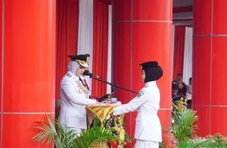 Bupati Dharmasraya Annisa Suci Ramadhani, S.H., LL.M., bertindak sebagai Inspektur Upacara Peringatan Detik-Detik Proklamasi HUT ke-81 Kemerdekaan RI di Kabupaten Dharmasraya, Senin (17/8/2026). (Foto: Ist)