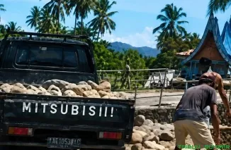 Pengambilan batu pada struktur penahan longsor di kawasan Sungai Bukit Nago, Kelurahan Kapalo Koto, Kecamatan Pauh, Senin (3/8/2026). (Foto: Ist)