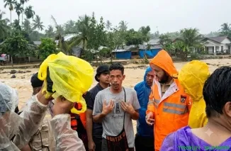 Wali Kota Padang Fadly Amran saat meninjau lokasi banjir di kawasan Guo Kuranji, Senin (03/08/2026). (Foto: Ist)