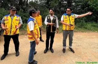 Anggota Komisi V DPR RI Zigo Rolanda meninjau langsung ruas Jalan Rimbo Data--Kapujan di Nagari Rangkiang Luluih, Kecamatan Tigo Lurah, Kabupaten Solok, Sabtu (29/8/2026). (Foto: Ist)