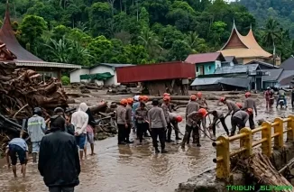 Pembersihan material longsoran yang menutup akses jalan di Kecamatan Gunung Talang, Kabupaten Solok, Selasa (22/9/2026). (Foto: Ist)