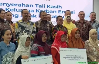 Wakil Kepala BP BUMN II Tedi Bharata bersama perwakilan direksi BUMN menyerahkan bantuan secara simbolis kepada keluarga korban Arupadahtu I di Gedung BP BUMN, Jakarta, Kamis (24/9/2026). (Foto: Ist)