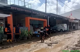Tim personel dan relawan BPBD Kota Padang membantu penanganan darurat banjir bandang. (Foto: Ist)