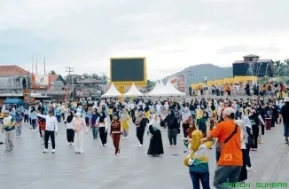 Bupati Solok Selatan H. Khairunas memberikan apresiasi saat menyaksikan penampilan Pentas Seni Pelajar di Ruang Terbuka Hijau pada kegiatan Car Free Day, Minggu (27/9/2026). (Foto: Ist)