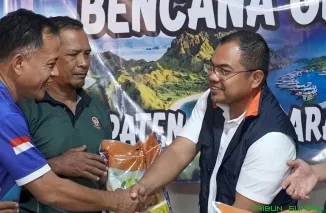 Wakil Kepala BP BUMN Tedi Bharata meninjau langsung kesiapan posko bantuan bencana gempa di Labuan Bajo, NTT, Jumat (4/9/2026). (Foto: Ist)
