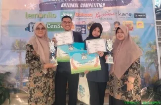 Dua siswa kelas Taruna British MAN 1 Padang bersama pembimbing dan jajaran pimpinan madrasah usai menerima penghargaan VIBE (Voice In Brilliant English) Competition tingkat nasional di Politeknik Negeri Malang, Sabtu (5/9/2026). (Foto: Ist)