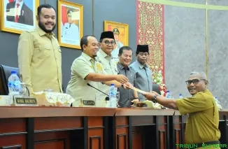 Wali Kota Padang Fadly Amran bersama Ketua DPRD Padang Muharlion dalam Rapat Paripurna penyampaian tiga Ranperda strategis di Ruang Sidang Utama DPRD Kota Padang, Senin (21/9/2026). (Foto: Ist)