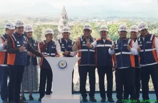 Menteri Kelautan dan Perikanan Sakti Wahyu Trenggono bersama Gubernur Bali I Wayan Koster dan Direktur Utama Nindya Karya Firmansyah meresmikan peletakan batu pertama PPN Pengambengan di Jembrana, Selasa (29/9/2026). (Foto: Ist)