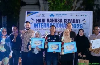 Wali Kota Padang Fadly Amran bersama Ketua Yayasan Rumah Inklusi Padang Danil Kurniawan dan jajaran Polda Sumbar hadir di peringatan Hari Bahasa Isyarat Internasional 2026 di Kota Tua Padang. (Foto: Ist)