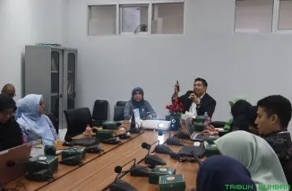 Ketua Komisi Informasi DKI Jakarta Harry Ara Hutabarat saat memberikan sosialisasi Instruksi Gubernur DKI Jakarta Nomor 5 Tahun 2026 tentang Gerakan Pemilahan Sampah dari Sumber di RSUD Cipayung, Jakarta Timur, Kamis (10/9/2026). (Foto: Ist)