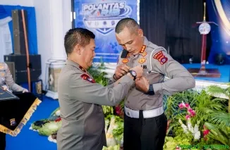 Dirlantas Polda Sumbar, Kombes Pol. Muhammad Reza Chairul Akbar Sidiq menerima Pin Emas Kapolri dari Wakapolda Sumbar Brigjen Pol. Solihin dalam peringatan HUT Lalu Lintas Bhayangkara ke-71 di Gedung Rangkayo Basa, Padang, Selasa (22/9/2026). (Foto: Ist)