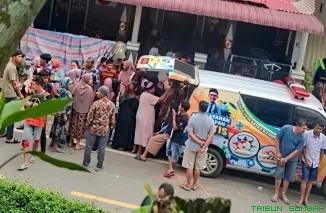 Petugas kepolisian memasang garis polisi di rumah korban di Jorong Sungai Ipuah, Nagari Pakan Rabaa Tengah, Kecamatan KPGD, Solok Selatan, Minggu (27/9/2026). (Foto: Ist)