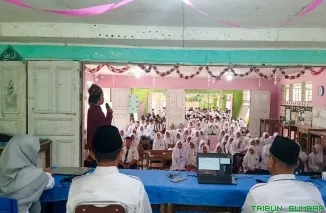 Ketua PC Garuda KPP RI Tanah Datar Rezki Aryendi, SH., bersama para peserta sosialisasi literasi digital di MTsN 8 Tanah Datar. (Foto: Ist)