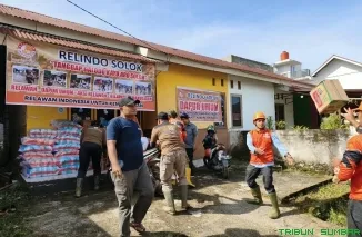 Tim penyalur bantuan menyerahkan logistik bagi warga terdampak bencana galodo di Kayu Aro, Kabupaten Solok, atas nama Anggota DPR RI Rahmat Saleh, Rabu (23/9/2026). (Foto: Ist)