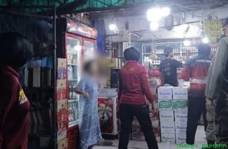 Personel Satpol PP Kota Padang melakukan pengawasan dan penertiban minuman beralkohol tanpa dokumen perizinan di Jalan Dr. Sutomo, Simpang Haru, Minggu--Senin (27--28/9/2026). (Foto: Ist)
