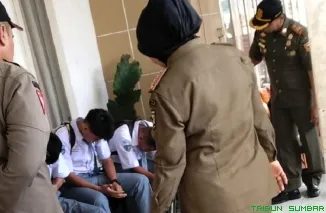 SatPol PP Tanah Datar memberikan teguran kepada sejumlah siswa SMA 1 Batusangkar yang kedapatan merokok dengan mengenakan seragam sekolah di sekitar kawasan Batusangkar, Senin (28/9/2026). (Foto: Ist)