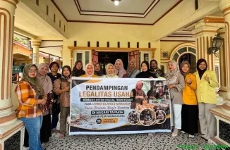 Tim dosen Universitas Negeri Padang melakukan pendampingan pengurusan legalitas usaha kepada pelaku UMKM pengolahan pangan di Nagari Tapakih, Kecamatan Ulakan Tapakih, Padang Pariaman. (Foto: Ist)