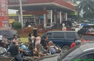 Antrean kendaraan mengisi BBM memadati badan jalan di SPBU Muara Labuh, Kecamatan Sungai Pagu, Solok Selatan, Rabu (7/10/2026). (Foto: Ist)