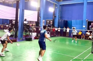 Pertandingan cabang bulutangkis Porprov XVI Sumbar 2026 resmi dimulai di Benteng Badminton Hall, Kota Padang, Minggu (4/10/2026). (Foto: Ist)