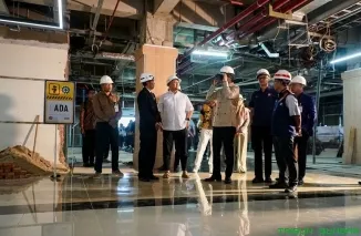 COO Danantara Dony Oskaria meninjau progres beautifikasi Terminal Keberangkatan BIM yang mencapai 78%. (Foto: Ist)