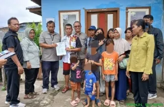 Kepala Dinas Sosial Kota Padang Eri Sendjaya menyerahkan bantuan sekaligus menyambut kepulangan Budi, Nopi dan ketujuh anaknya ke kediaman keluarga di Balai Gadang. (Foto: Ist)