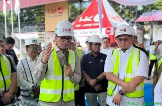 Dony Oskaria kembali ke Stadion Haji Agus Salim yang menyimpan kenangan masa kecilnya. (Foto: Ist)