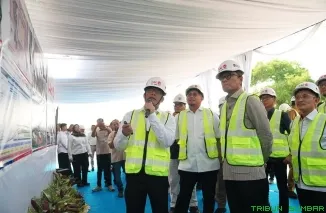 Dony Oskaria didampingi Andre Rosiade dan Direktur Utama Hutama Karya tinjau pembangunan Stadion Haji Agus Salim. (Foto: Ist)