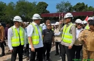 Kepala BP BUMN sekaligus COO Danantara Dony Oskaria bersama Andre Rosiade meninjau lokasi pembangunan. (Foto: Ist)