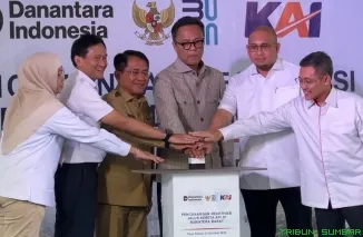 COO Danantara Dony Oskaria meresmikan reaktivasi jalur kereta api Sumatera Barat di Stasiun Kayu Tanam, Selasa (27/10/2026). (Foto: Ist)