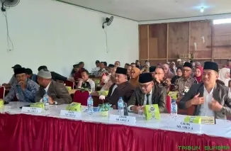 Empat calon Wali Nagari Koto Baru tampil memaparkan visi-misi dan mengikuti debat terbuka di Aula MAN 1 Solok Selatan, Kamis (1/10/2026). (Foto: Ist)
