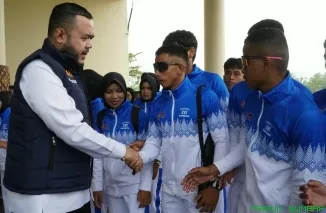 Wali Kota Padang Fadly Amran melepas 1.061 kontingen Padang di Lobi Balai Kota, Kamis (1/10/2026). (Foto: Ist)