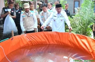 Wakil Wali Kota Padang Maigus Nasir bersama jajaran PLN resmikan Kampung Budi Daya Ikan Air Tawar di Kelurahan Pisang. (Foto: Ist)