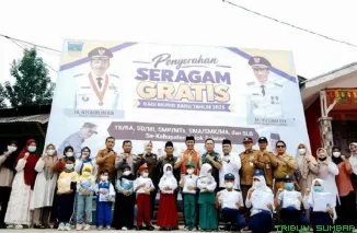 Wakil Bupati Solok Selatan Yulian Efi serahkan 2.430 stel seragam gratis bagi siswa baru TK--SMP di Kecamatan Pauh Duo. (Foto: Ist)