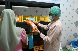 Kepala Dinas Perikanan dan Pangan Kota Padang Alfiadi melakukan pengambilan sampel Pangan Segar Asal Tumbuhan di SPPG Hippocrates, Selasa (29/9/2026). (Foto: Ist)