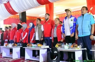 Wali Kota Padang Fadly Amran menyaksikan penyalaan api obor oleh Nanda Telaumbanua pada pembukaan Porprov XVI di Halaman Istana Gubernur, Jumat (2/10/2026). (Foto: Ist)