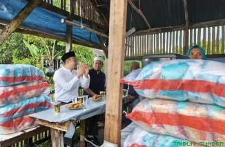 Anggota Komisi VI DPR RI Fraksi PKS Rahmat Saleh serahkan langsung bantuan logistik beras dan kebutuhan dapur umum bagi warga terdampak banjir di Bungo Pasang Koto Tangah. (Foto: Ist)