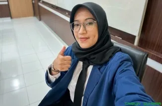Qayla Syadza Tsurayyaa bersama orang tua Yul Utama dan Desvita Nora, berfoto bahagia usai diwisuda sebagai sarjana Matematika Institut Teknologi Surabaya. (Foto: Ist)