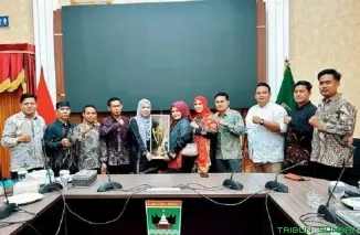 Direktur BUMNag Madani Lubuk Malako Suherdian Antoni menerima penghargaan Juara I Lomba BUMNag Berprestasi Tingkat Sumbar 2026. (Foto: Ist)