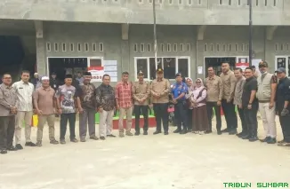 Wakil Bupati Solok Selatan Yulian Efi didampingi Sekda Syamsurizaldi memantau pencoblosan di TPS 02 dan 03 Pauh Duo, Rabu (7/10/2026). (Foto: Ist)