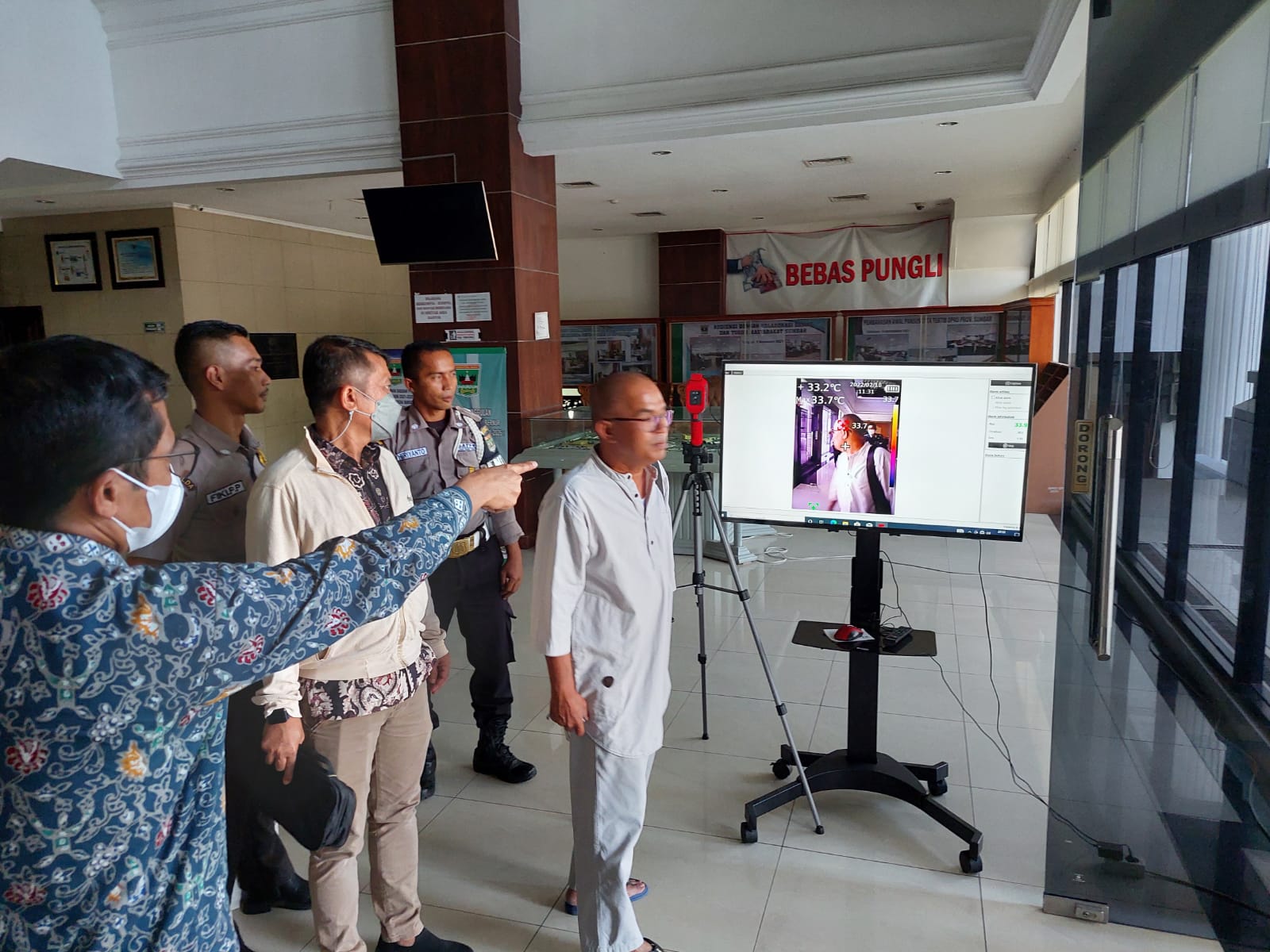 Owner mimbarnasional.com Almudazir tengah dicek suhu dnegan alat baru disaksiikan Sekwan Raflis, Jumat 18 Februari 2022. (ndra) 