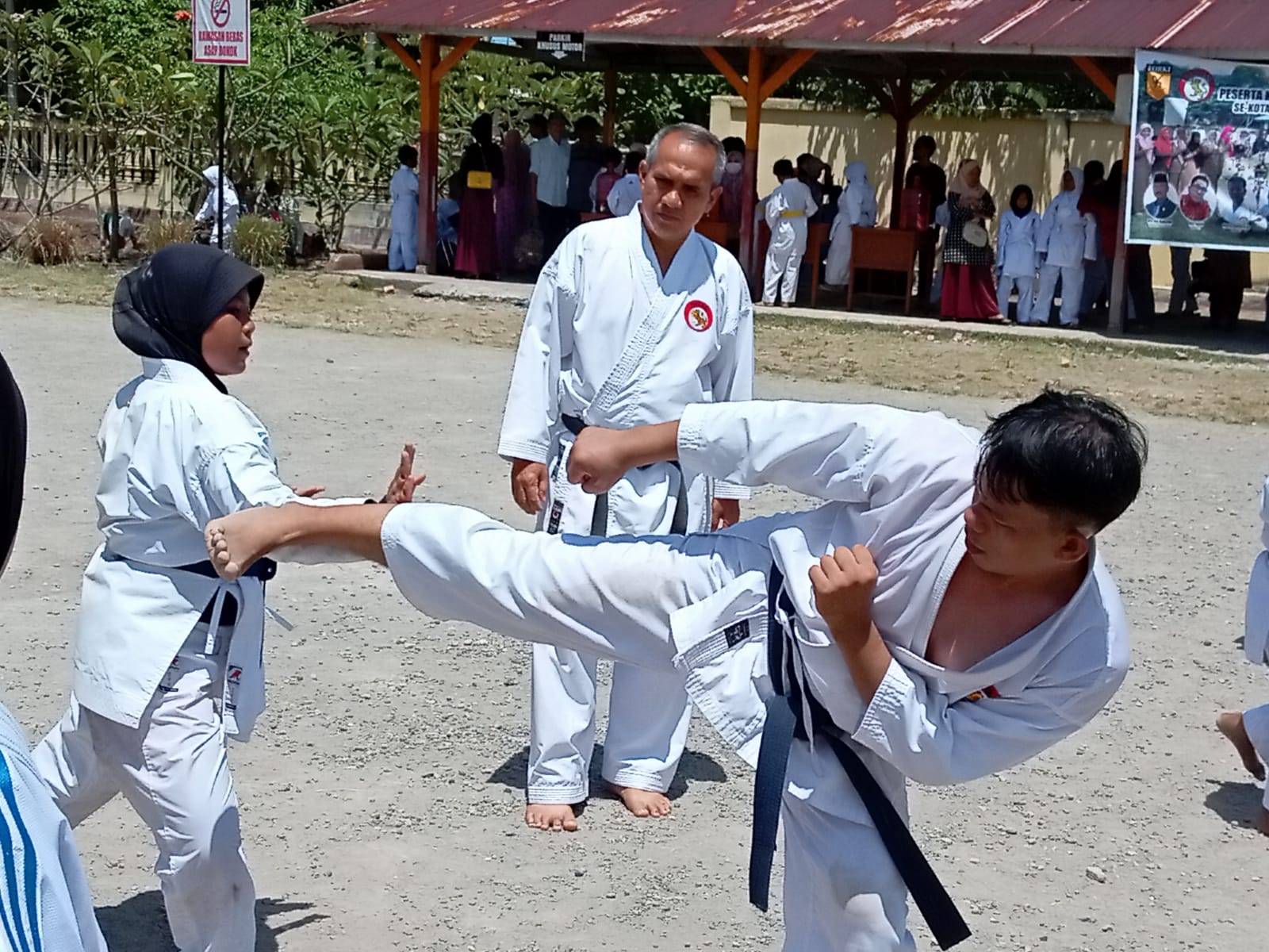 Sensei Regelita upgrade tekni kumite pada karateka Lemkari Padang, Minggu kemarin. (dok/rdi) 