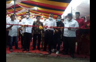 Audy Joinaldy gunting pita peresmian pabrik treco di Pariaman, setelah secara virtual diresmikan Sandiaga Uno, Rabu 9 Februari 2022. (dok/if) 